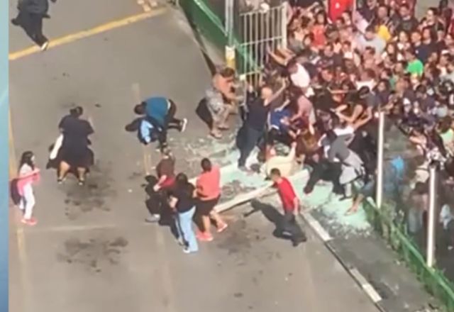 Vídeo: Liquidação de produtos causa muvuca e confusão em loja em SP