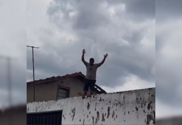 Homem estava tentando fugir pelo telhado da casa | Divulgação/Polícia Militar de Goiás