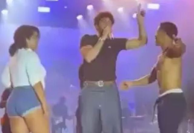 Cantor prometeu R$ 1 mil para fã trair namorada em show | Reprodução/redes sociais