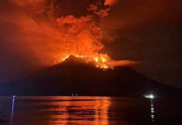 Monte Lewotobi Laki-laki fica localizado na Ilha das Flores, na província de Nusa Tenggara Oriental | Reprodução