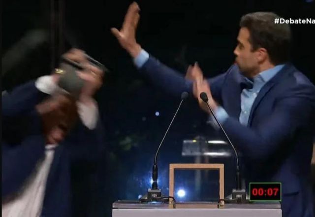 SBT News na TV: Datena é expulso de debate após dar cadeirada em Marçal