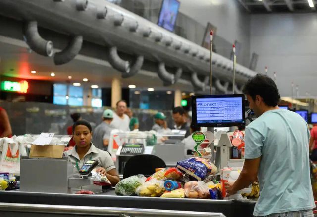 Portaria atende funcionários do setor do comércio | Agência Brasil