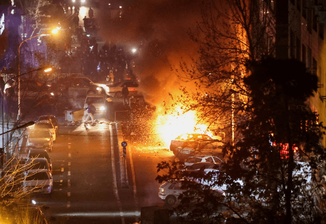 Carros queimam em meio a protestos nas ruas de Teerã, capital do Irã | Stringer/West Asia News Agency via Reuters