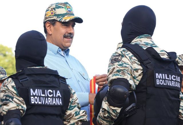 Presidente Nicolás Maduro com soldados da milícia venezuelana | Divulgação