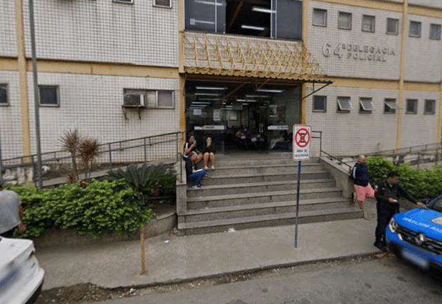 Fachada da 64ª Delegacia de Polícia, em São João de Meriti (RJ), onde funciona a elegacia de Atendimento à Mulher (Deam) da cidade | Foto: Reprodução/Google Maps - 03.02.2026