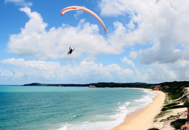 Prática de Parapenti na Praia de Cacimbinha (Tibau do Sul) no Rio Grande do Norte. Crédito: Humberto Sales/MTur