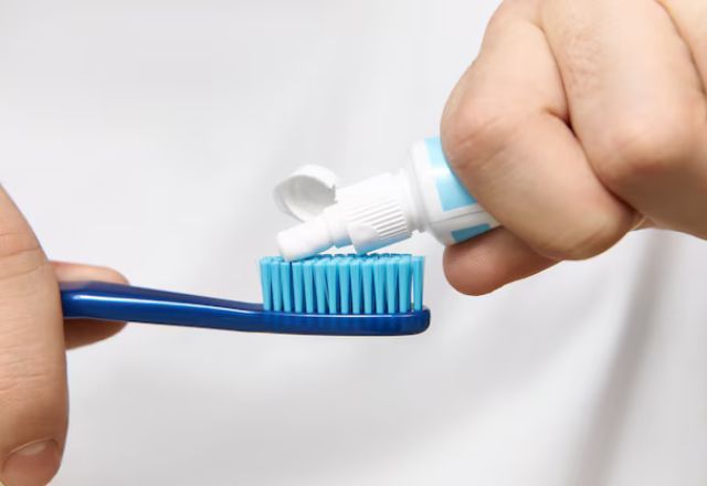 Suspensão se refere ao creme dental Colgate 'Clean Mint' | Freepick