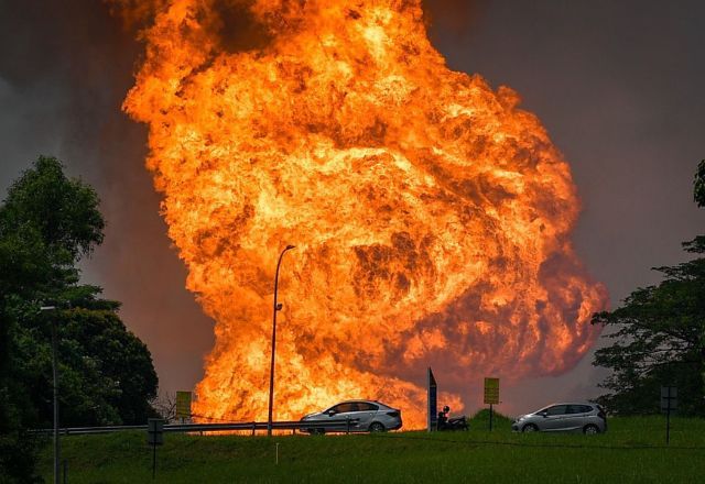 Cchamas foram causadas por um vazamento em um gasoduto da empresa Petronas | Reprodução/X @Anwar Ibrahim