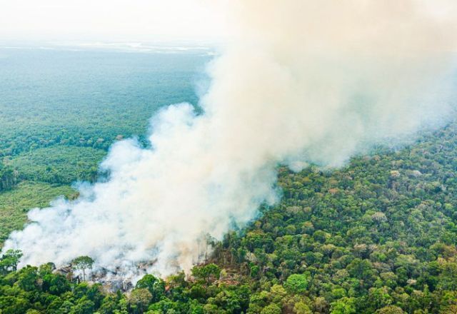 Grande quantidade de fumaça na atmosfera pelas queimadas na América do Sul avançou sobre o Atlântico | Casa Civil