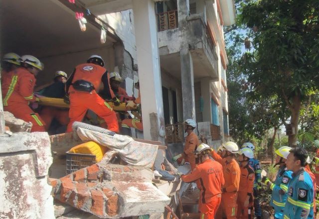 Idosa passou 91 horas sob escombros | Divulgação/Myanmar Fire Services Department