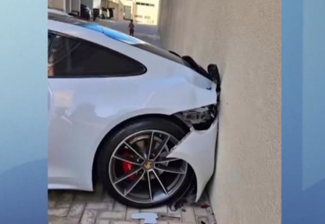 Criança dá ré em Porsche e bate em muro de condomínio em SC