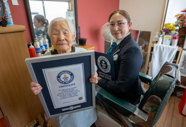 Aos 108 anos, Shitsui Hakoishi foi certificada como a barbeira mais velha do mundo | Divulgação/Guinness