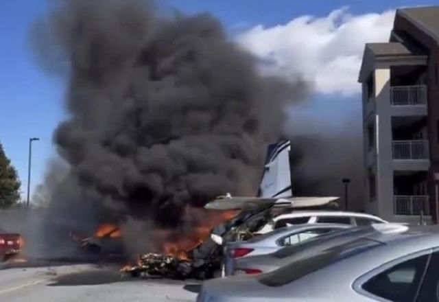 Avião com 5 pessoas a borda cai em estacionamento de lar de idosos nos EUA | Reprodução