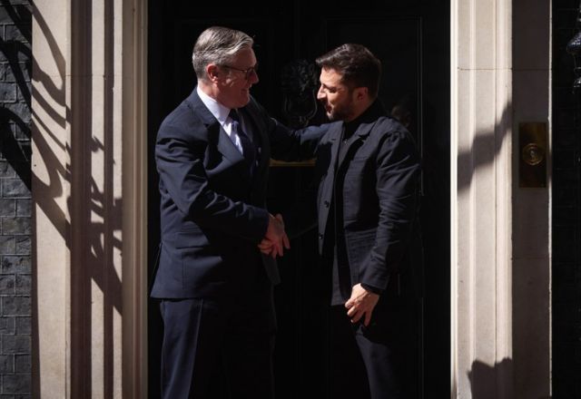 Primeiro-ministro do Reino Unido, Keir Starmer, ao lado do presidente ucraniano Volodymyr Zelensky | Divulgação/governo da Ucrânia