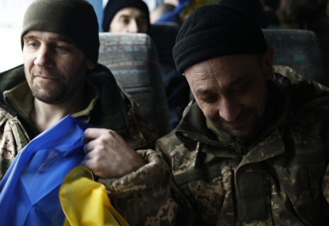 150 prisioneiros ucranianos desembarcaram em Kiev | Divulgação/governo da Ucrãnia