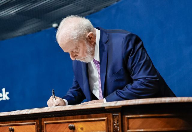Lula assina lei que torna dia da Consciência Negra feriado nacional