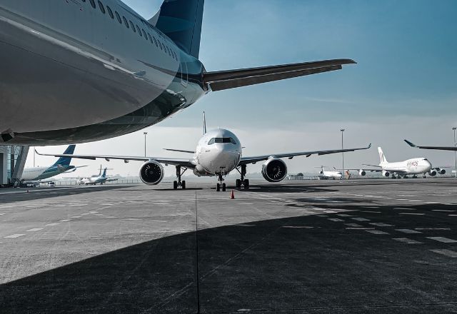 Aeronave partiu do Texas com 64 migrantes | Unsplash