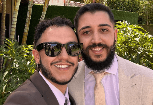 Felipe de Oliveira (à esq.) e seu irmão, Vinícius, que está internado na UTI em estado grave após fazer uso de piscina em academia na zona leste de São Paulo | Foto: Arquivo pessoal