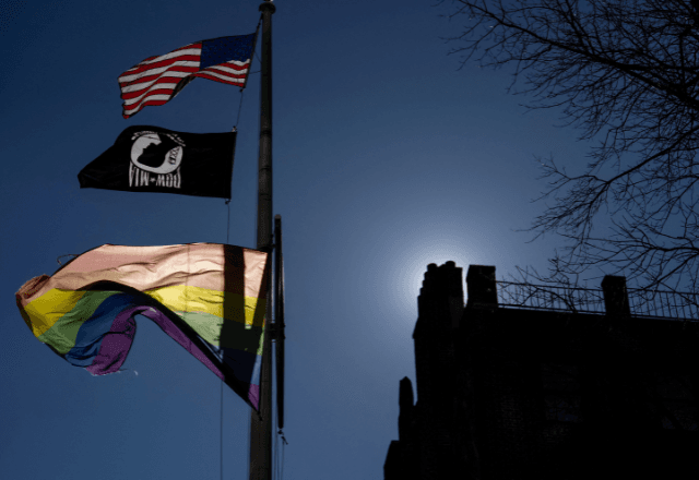 Bandeira do Orgulho LGBTQIA+ sobre o Monumento Nacional de Stonewall, em Nova York (EUA) | Foto: David 'Dee' Delgado/Reuters - 14.02.2025