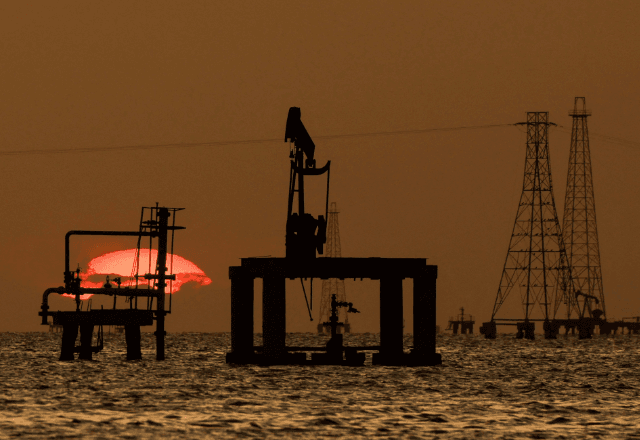 Plataformas petrolíferas no Lago Maracaibo, em Cabimas, na Venezuela | Foto: Leonardo Fernandez Viloria/Reuters - 26.01.2026