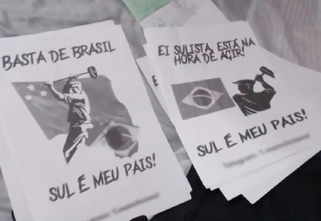 Foto de cartazes em preto e branco