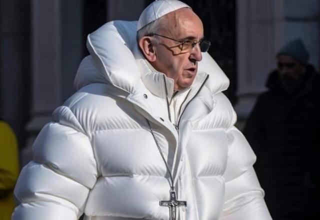 Foto de papa usando casaco inusitado é fake