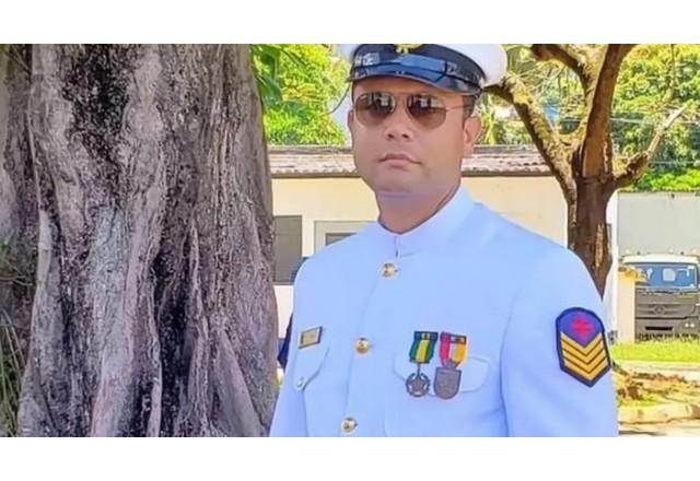 Foto de sargento da marinha fardado e usando óculos escuros