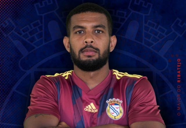 Foto do jogador de futebol Alex Apolinário com a camisa do seu último clube, o Alverca
