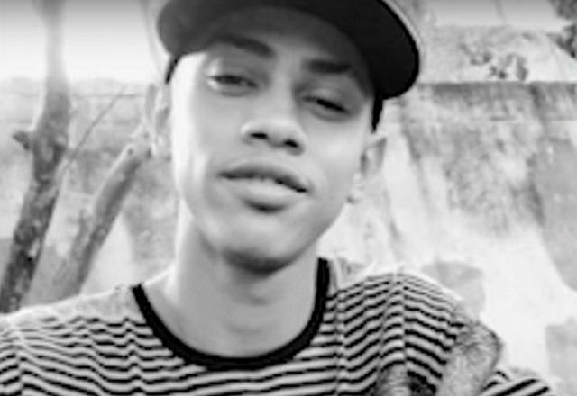 Foto em preto e branco de jovem negro de boné