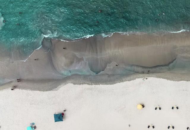 Foto mostra praia de cima