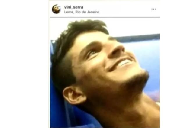 Foto publicada em rede social de homem sorrindo e olhando para cima