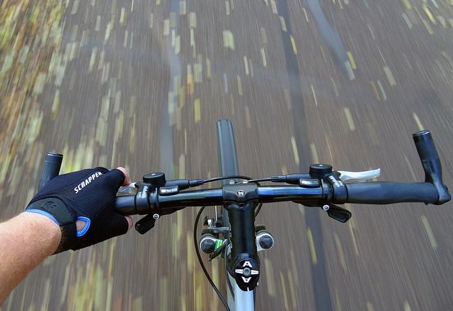 Foto que mostra o guidon de uma bicicleta