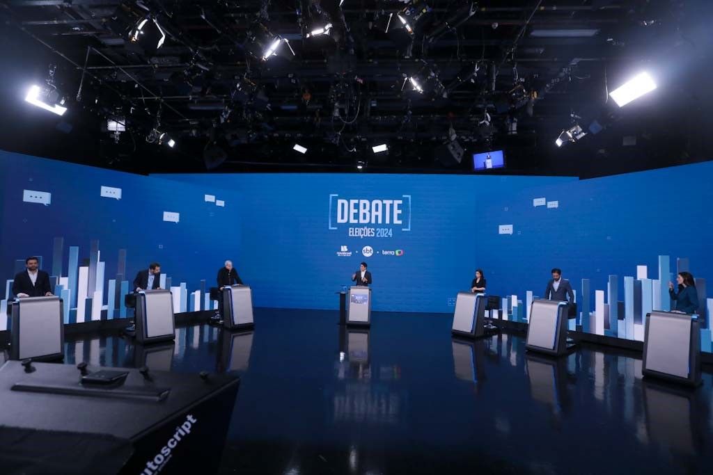 Candidatos em suas posições para o debate do SBT. | Divulgação/SBT