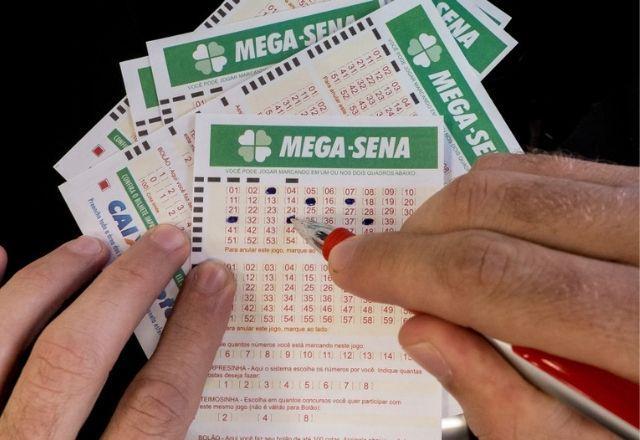 Pessoa usa caneta para preencher cartela de aposta da Mega-Sena (Rafael Neddermeyer/Fotos Públicas)