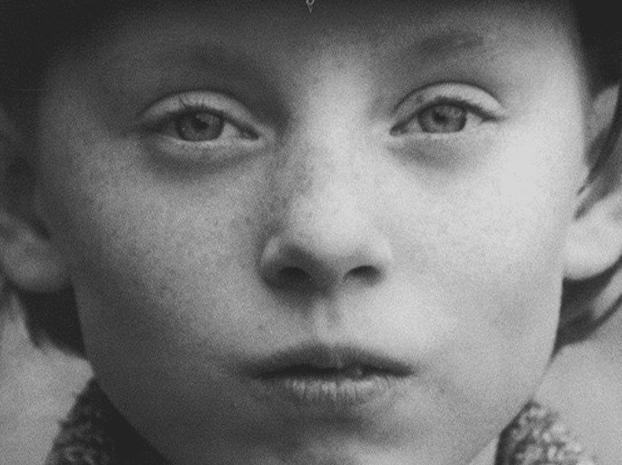 Frame de "Sátántangó" (1994), um dos filmes mais celebrados de Béla Tarr | Reprodução/IMDb