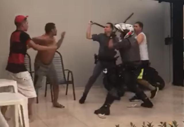 Vídeo: PM invade aniversário e agride moradores com cassetete