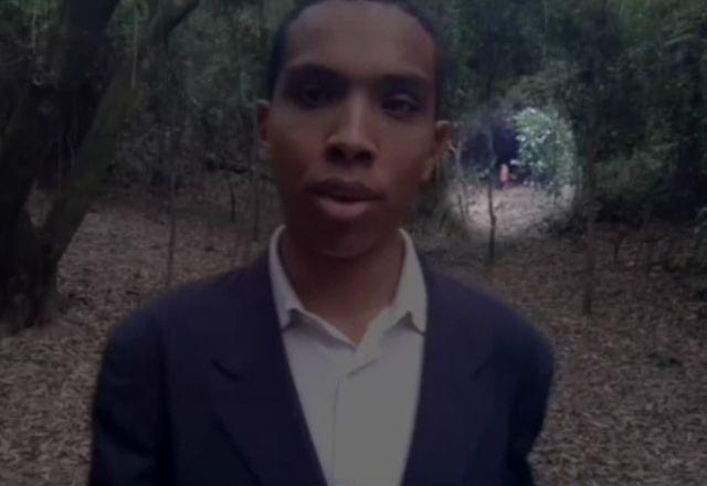Frame mostra onça surgindo do meio de área de mata, enquanto pastor fazia pregação