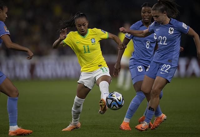 França assume liderança do grupo F com vitória sobre Brasil França assume liderança do grupo F com vitória sobre Brasil