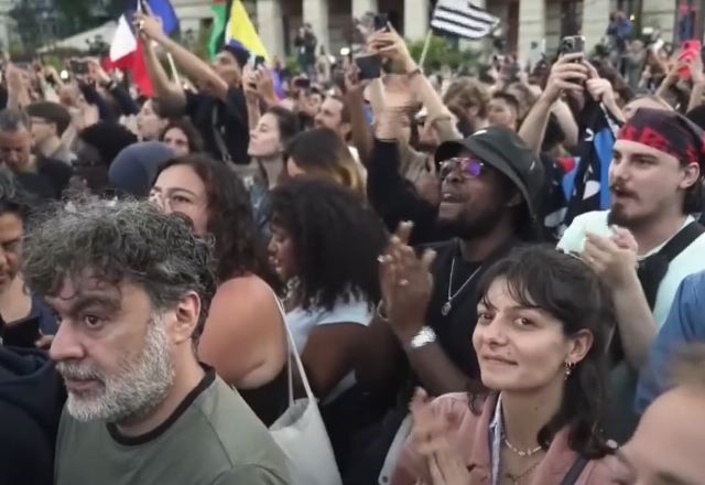 Franceses acompanham resultado das eleições legislativas | Reprodução