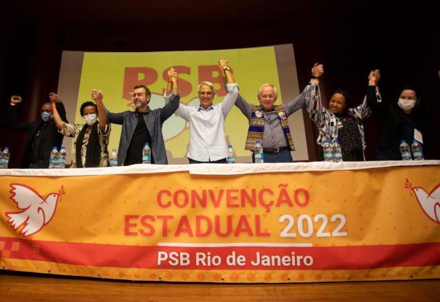 Freixo e Molon com braços erguidos em mensagem de união (Divulgação)