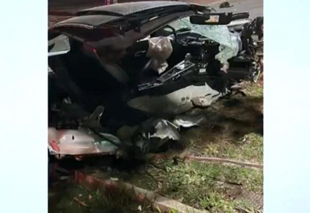 Frente de carro totalmente destruída após colisão