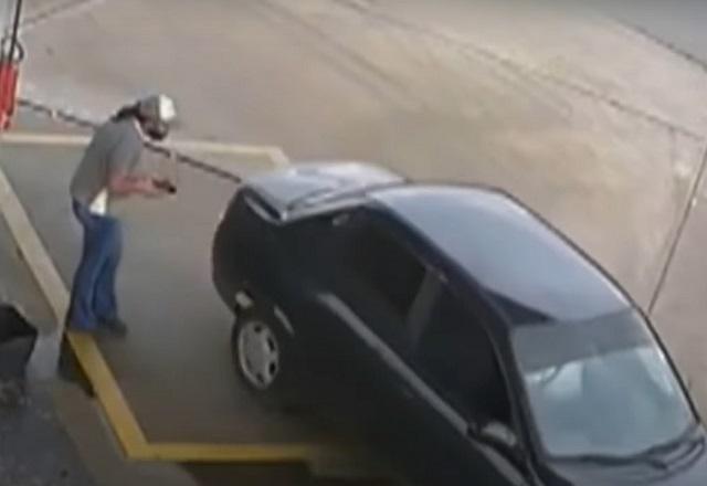 Frentista de posto de combustível observa motorista fugir sem pagar