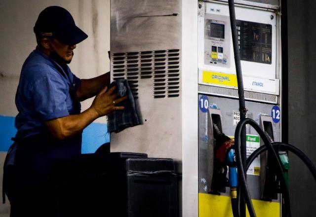 Frentista em bomba de combustível