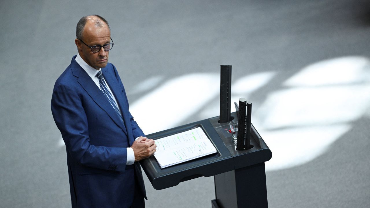 Chanceler da Alemanha, Friedrich Merz, discursa no Parlamento do país, em Berlim | Annegret Hilse/Reuters