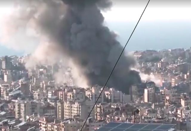 Fumaça após ataque de Israel e Estados Unidos a Teerã, capital do Irã | Reprodução/Reuters