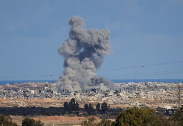 Fumaça após explosão em Gaza vista do sul de Israel