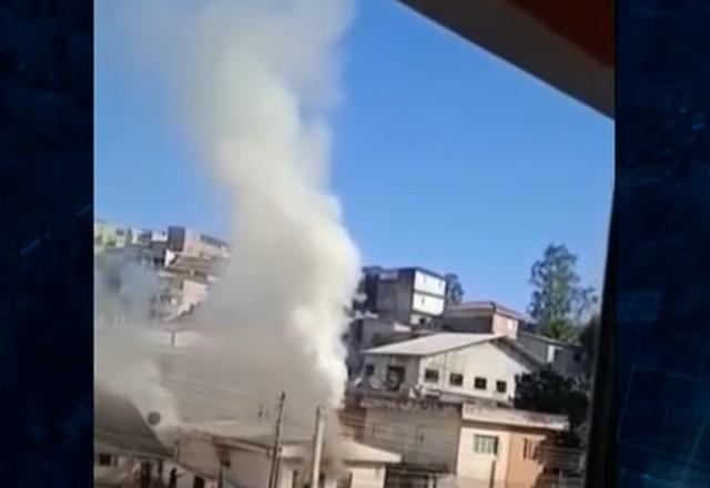 Fumaça branca saindo do telhado de uma casa