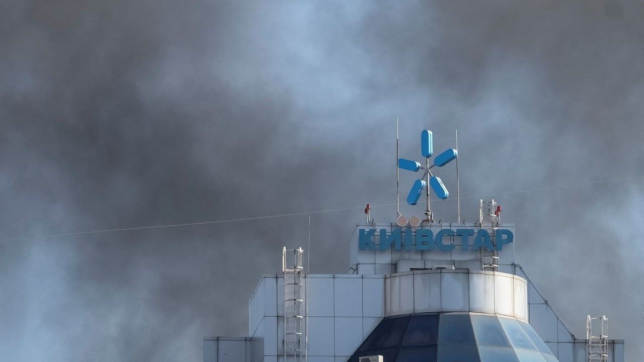 Fumaça se eleva sobre a sede da Kyivstar em Kiev, Ucrânia, em 27 de setembro de 2026 | Reuters/Gleb Garanich