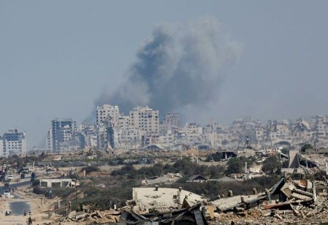 Fumaça sobe no céu da Cidade de Gaza durante ataque israelense | 29/9/2025/Reuters/Mahmoud Issa