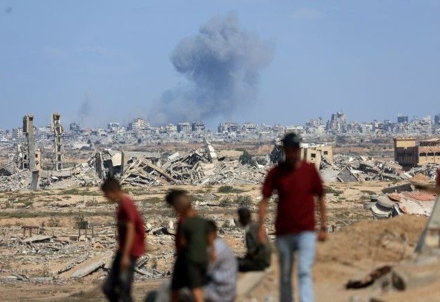 Fumaça sobe no céu da cidade de Gaza após ataque israelense | 6/10/2025/Reuters/Dawoud Abu Alkas